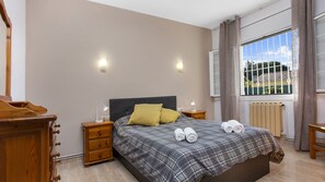 6 bedrooms, iron/ironing board, free WiFi