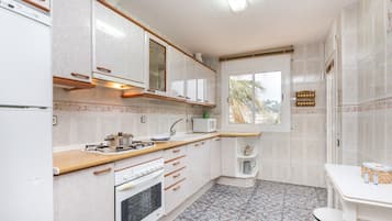 Kühlschrank, Mikrowelle, Ofen, Geschirrspüler