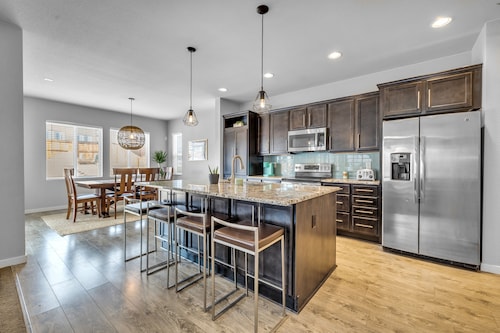 Calm & Cozy 3 Bedroom - Manhattan Beach Inspired Home