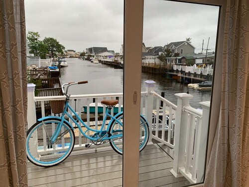 Lagoon access and views . Close Restaurants and  minutes from LBI