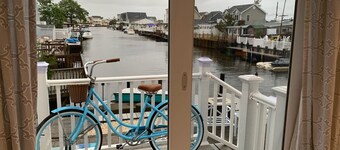 Lagoon access and views . Close Restaurants and  minutes from LBI