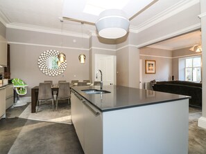 Refrigerador, lavavajillas, tetera/pava eléctrica, tostadora