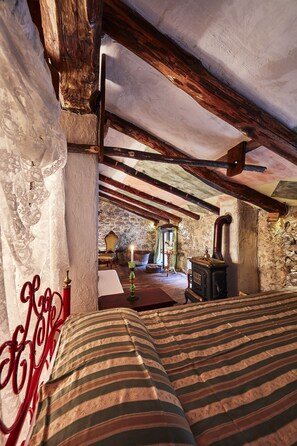 2 chambres, coffres-forts dans les chambres, bureau