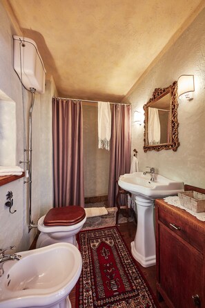 Douche, sèche-cheveux, bidet, serviettes fournies