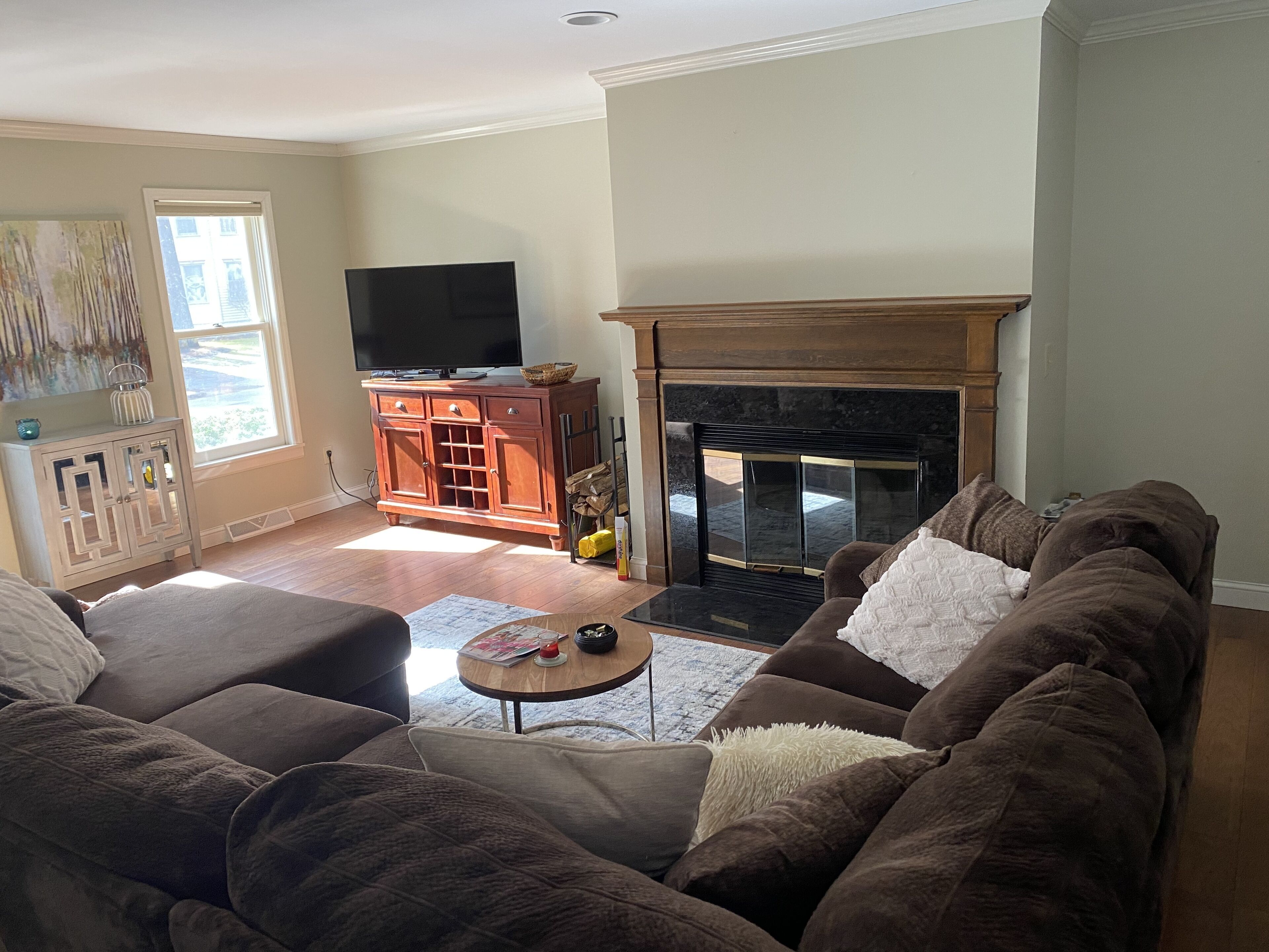 Spacious, updated townhouse in lake community. Close to Track, downtown, SPAC !