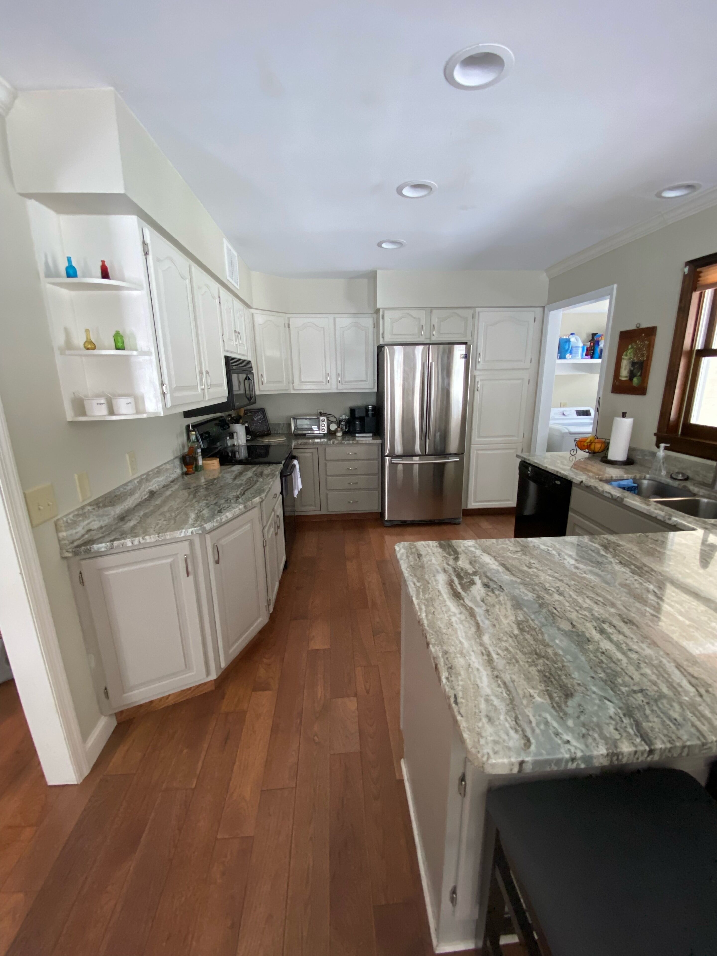 Spacious, updated townhouse in lake community. Close to Track, downtown, SPAC !