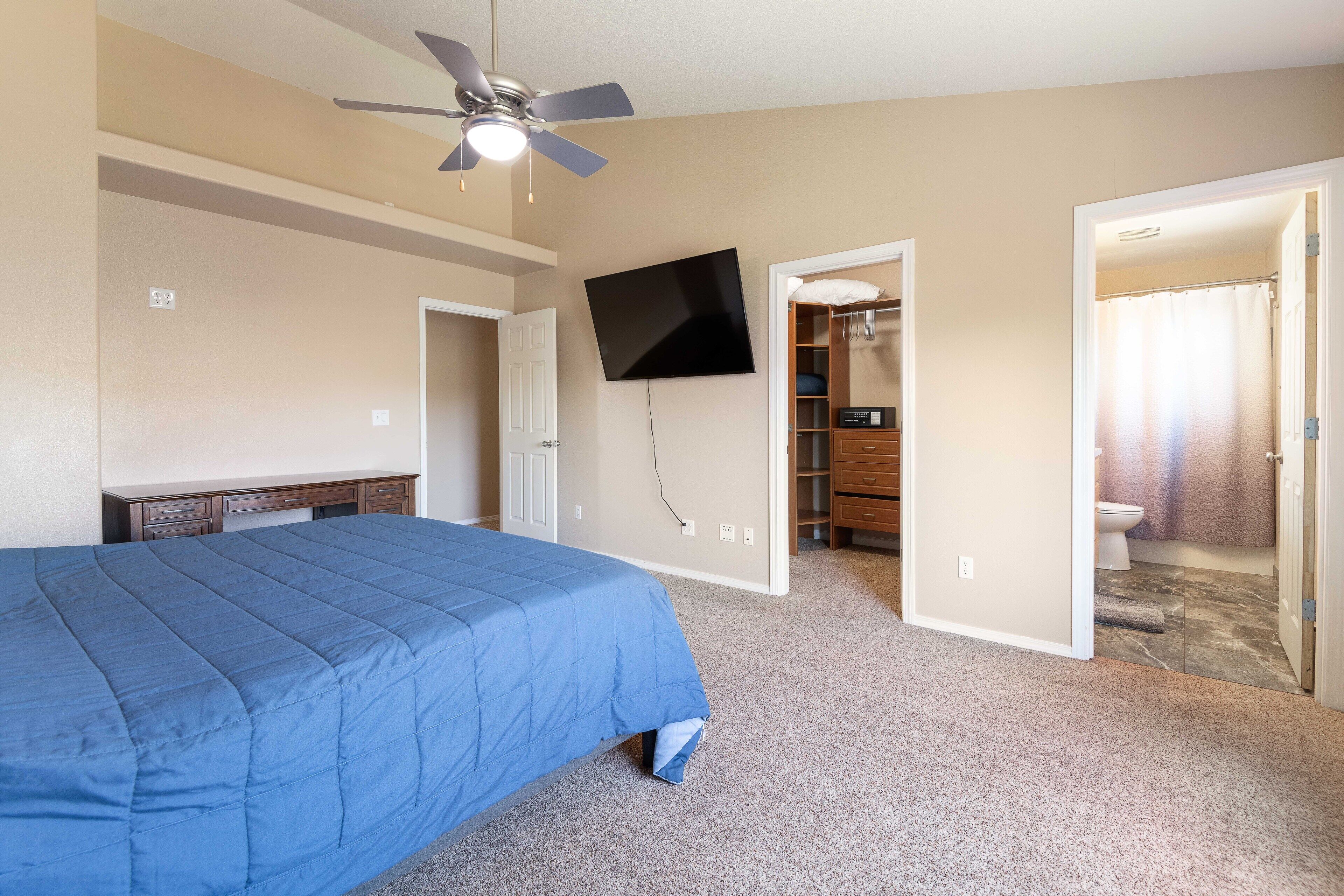 4 sovrum, värdeförvaringsskåp på rummet och skrivbord