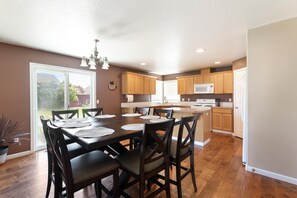 Dining - The Broadmoor House (Pasco)