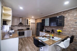 Een koelkast, een microgolfoven, een oven, een kookplaat