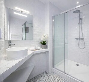 Dusj, hårføner og håndklær