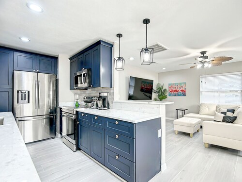 3BR / 2BA Beach House walk 2 min to sand + HOT TUB