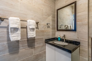 Dusche, Haartrockner, Handtücher, Seife