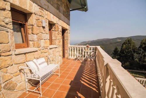 Rural apartment 'balcony with sea views'