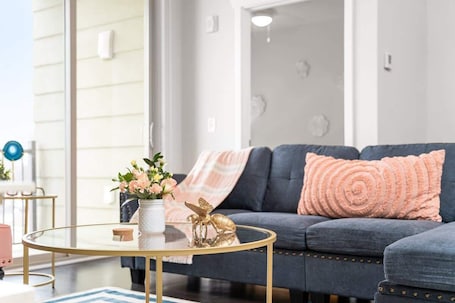 TV, offices. Stylish 2BR Suite Near DT Traverse City + Smart TV