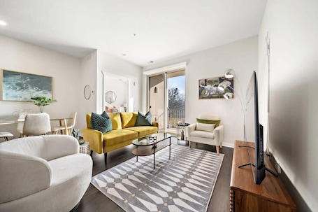 TV, offices. 2BR TC Stay I Close to DT + Trail Access