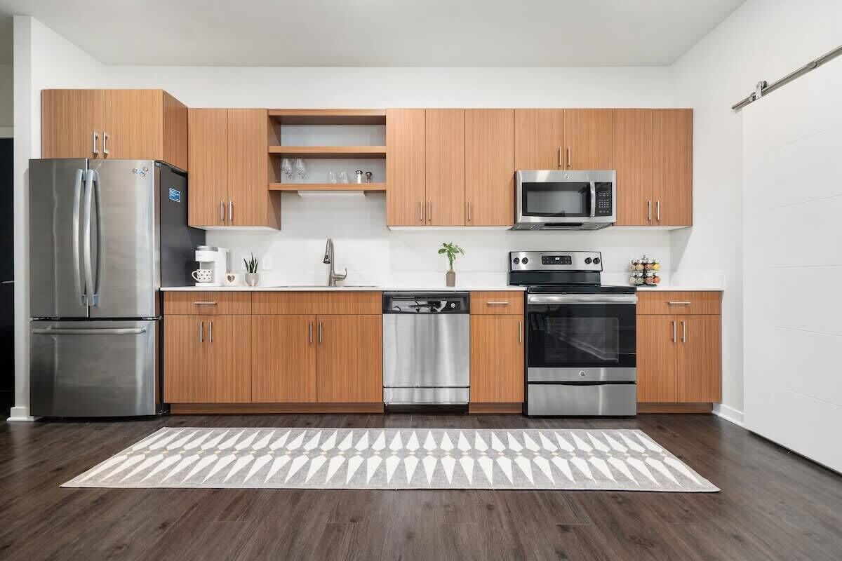 冷蔵庫、電子レンジ、オーブン、コンロ