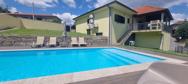 A heated pool - Modern house with pool in Gerês (Gerês)