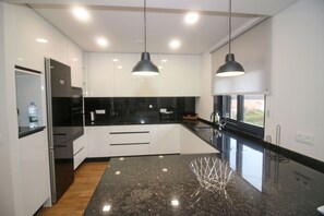 Refrigerador, microondas, horno, lavavajillas