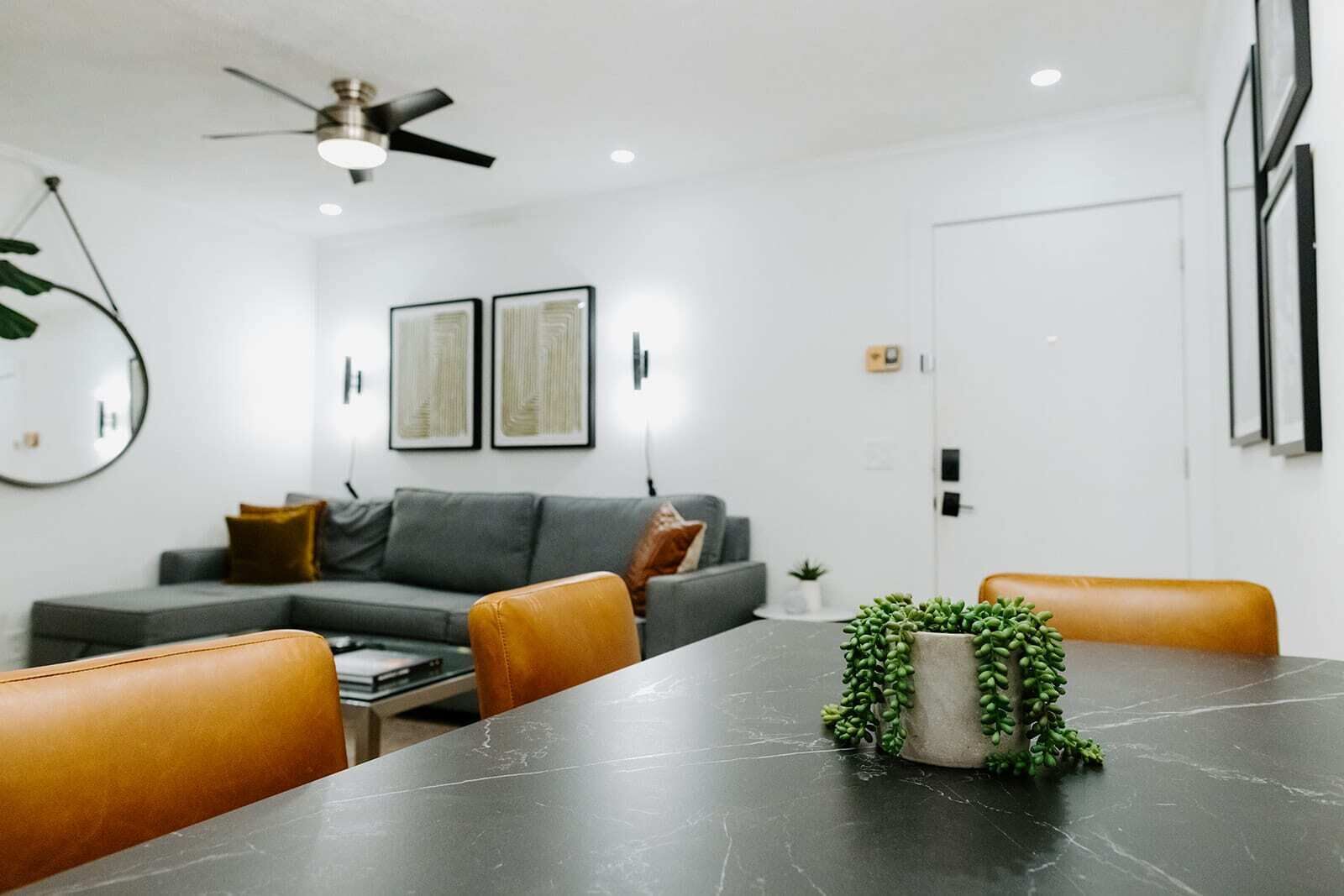 Televisión y oficina 