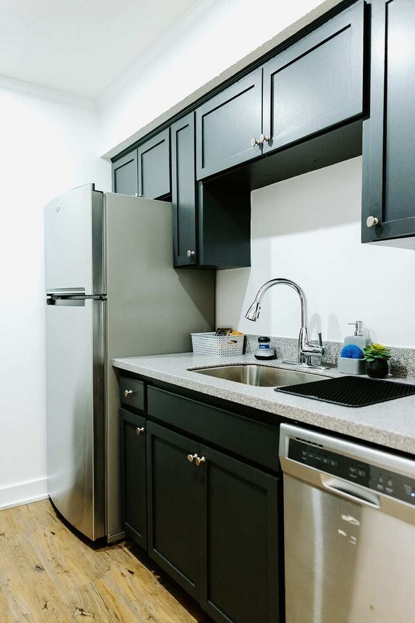 Réfrigérateur, four à micro-ondes, un four, surface de cuisson