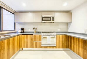 Frigorifero, microonde, forno, piano cottura