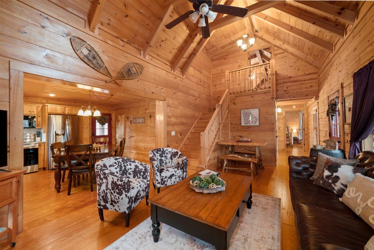 Cozy Cabin W/Hot Tub, Pool Table, and Fire Pit