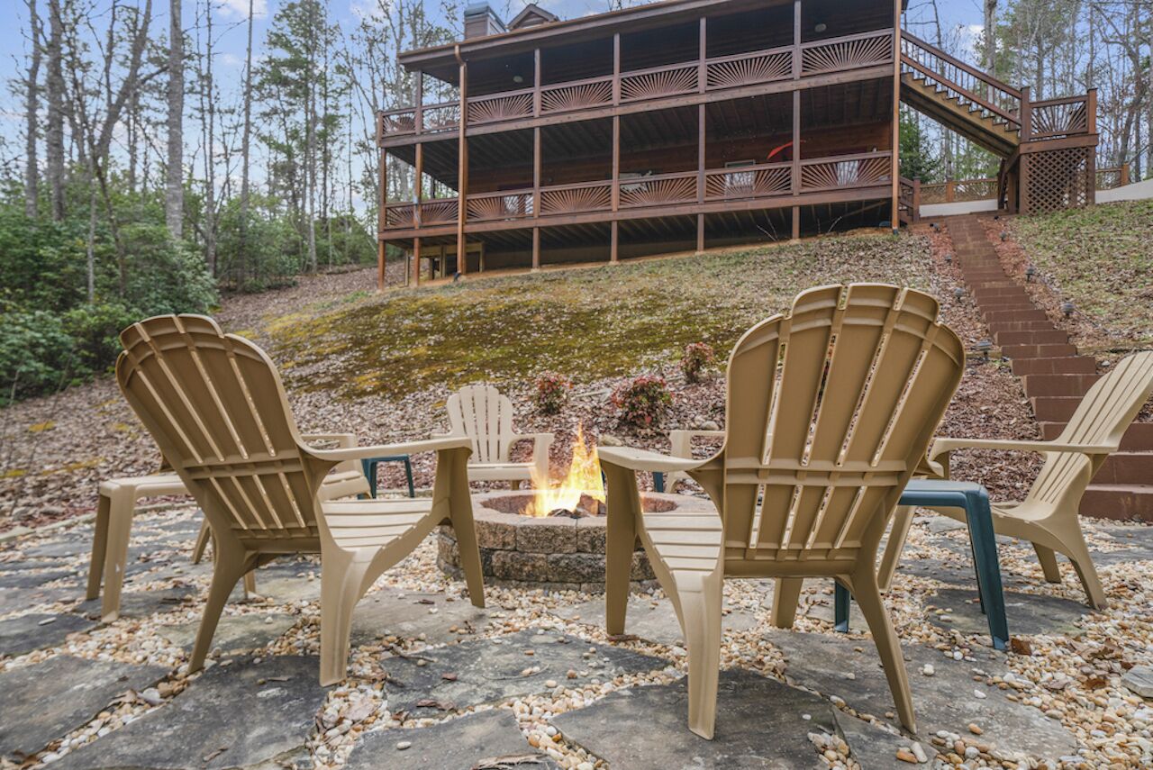 Cozy Cabin W/Hot Tub, Pool Table, and Fire Pit