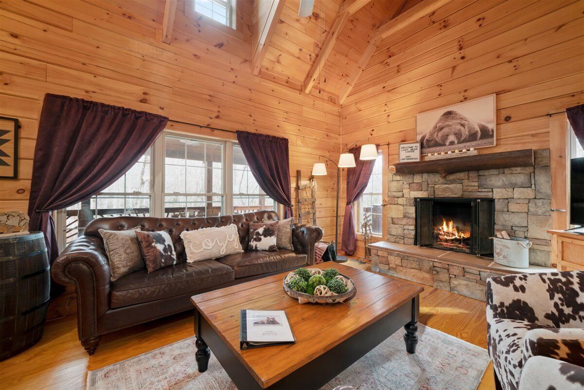 Cozy Cabin W/Hot Tub, Pool Table, and Fire Pit