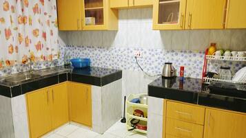 Microwave, cookware/dishes/utensils