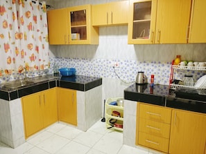 Microwave, cookware/dishes/utensils