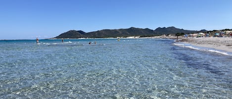 Una spiaggia nelle vicinanze