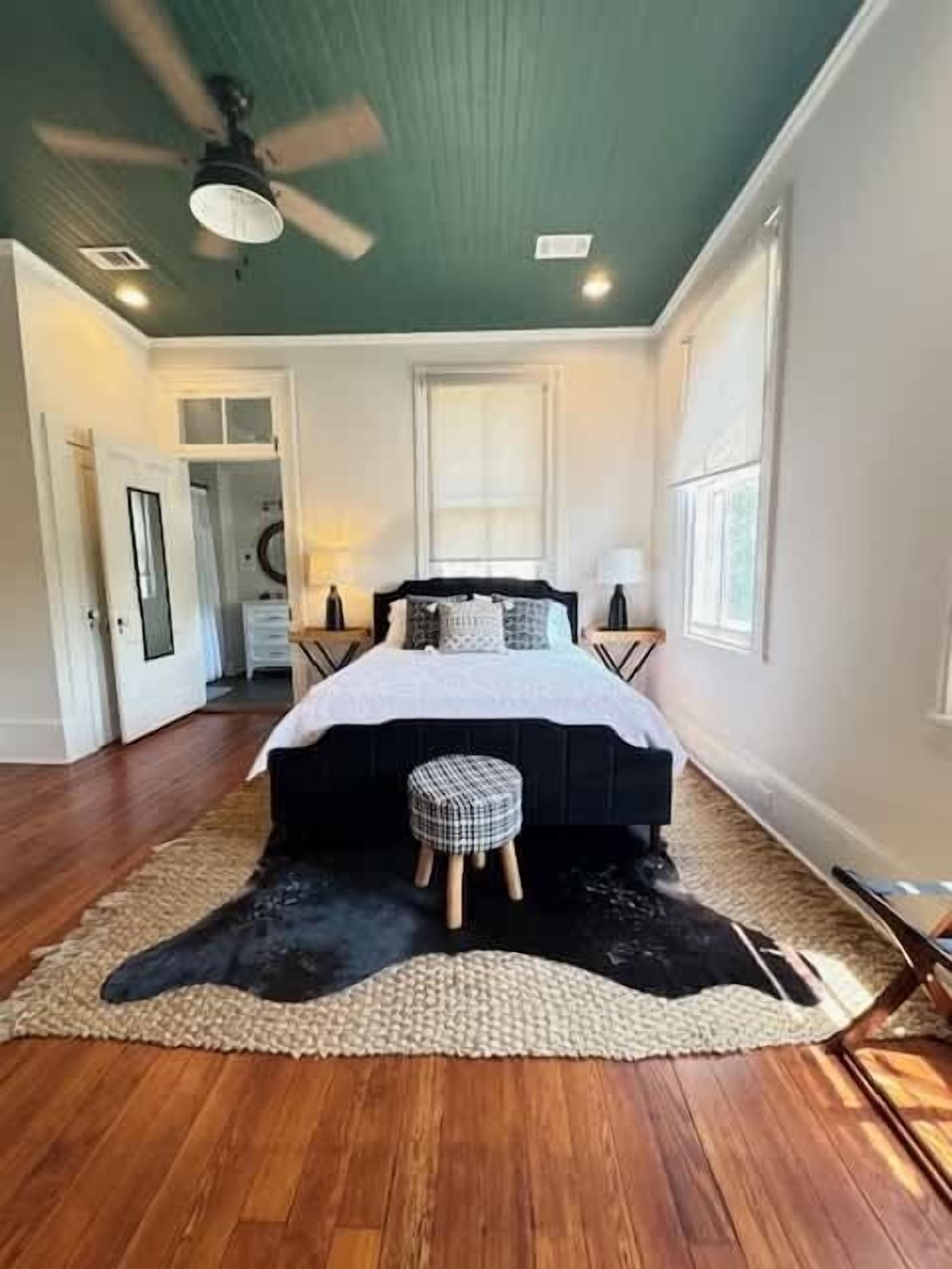 1 dormitorio, tabla de planchar con plancha, wifi y ropa de cama