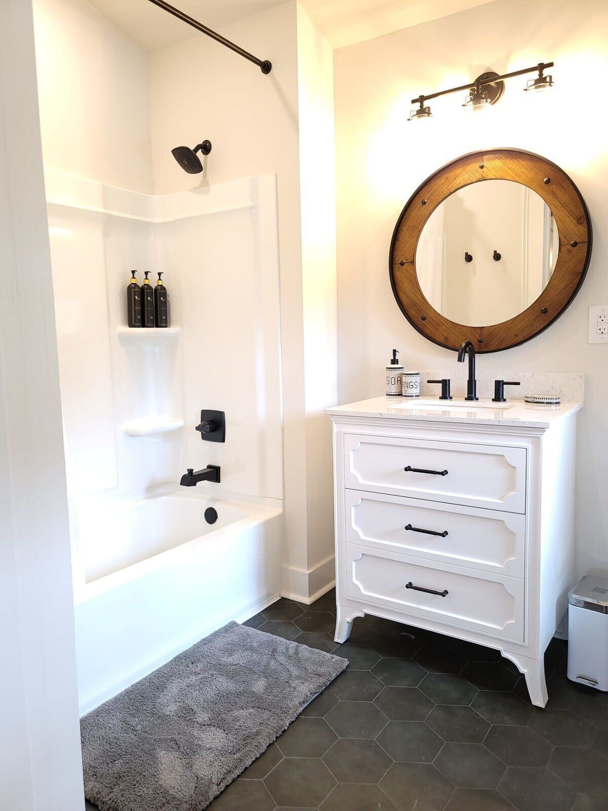 Bañera, secador de pelo y toallas