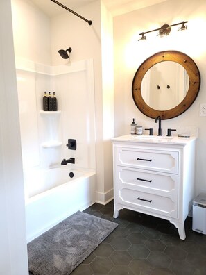 Badekar, hårtørrer, håndklæder