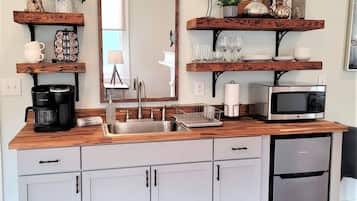 Microondas, cafetera o tetera, tostadora y utensilios de cocina