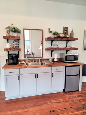 Microondas, cafetera y tetera, tostadora y utensilios de cocina 