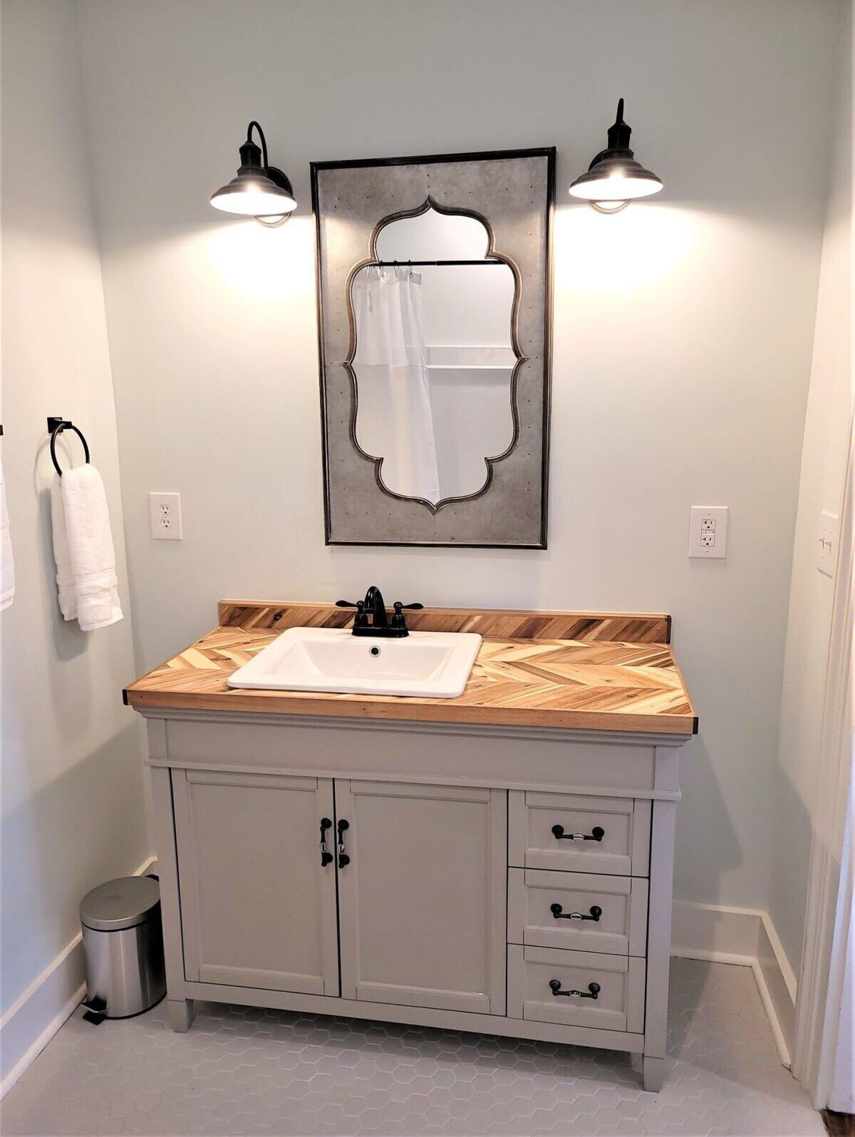 Tina, secadora de cabello, toallas 