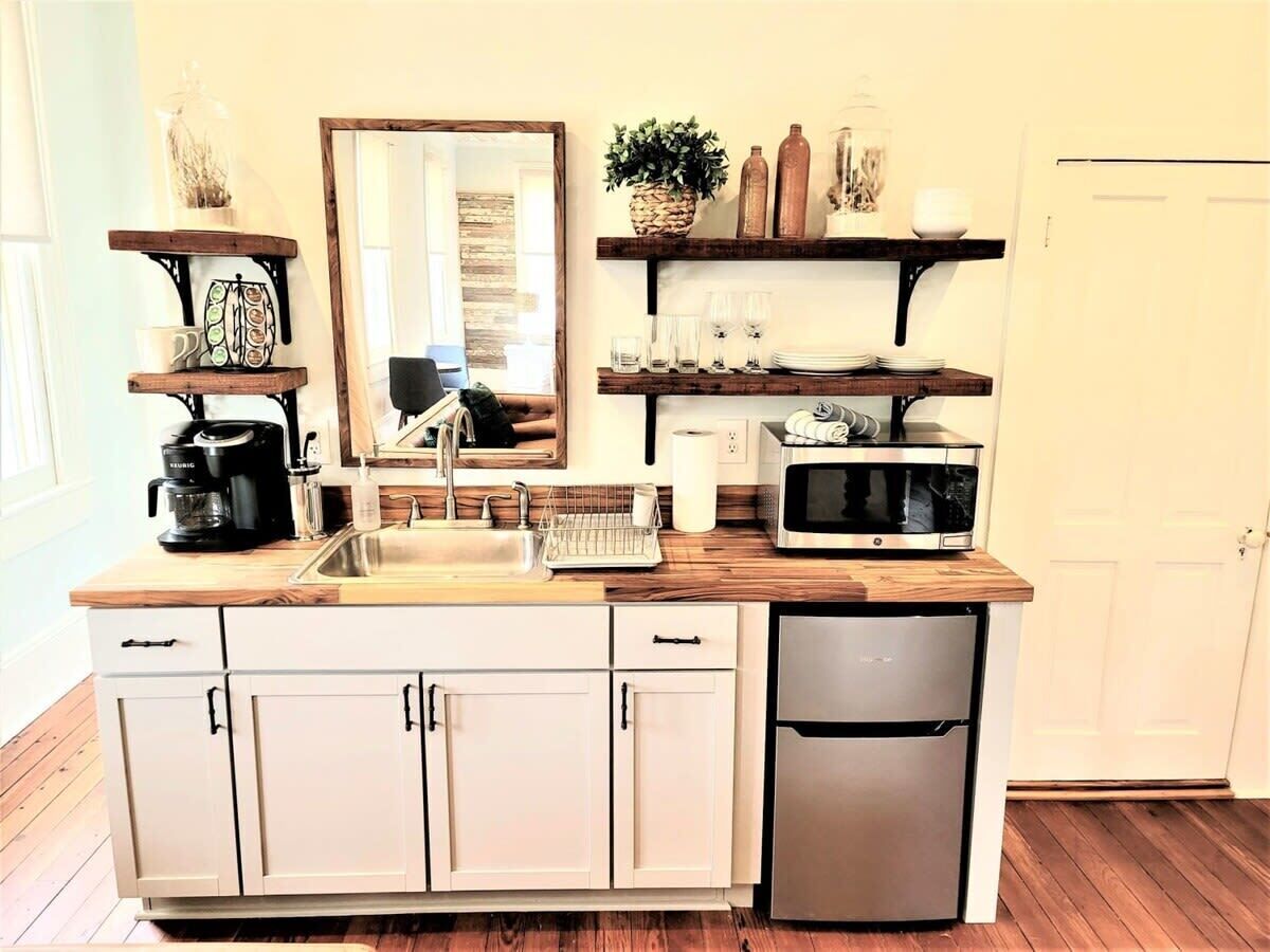 Een koelkast, een magnetron, een koffiezetapparaat/waterkoker