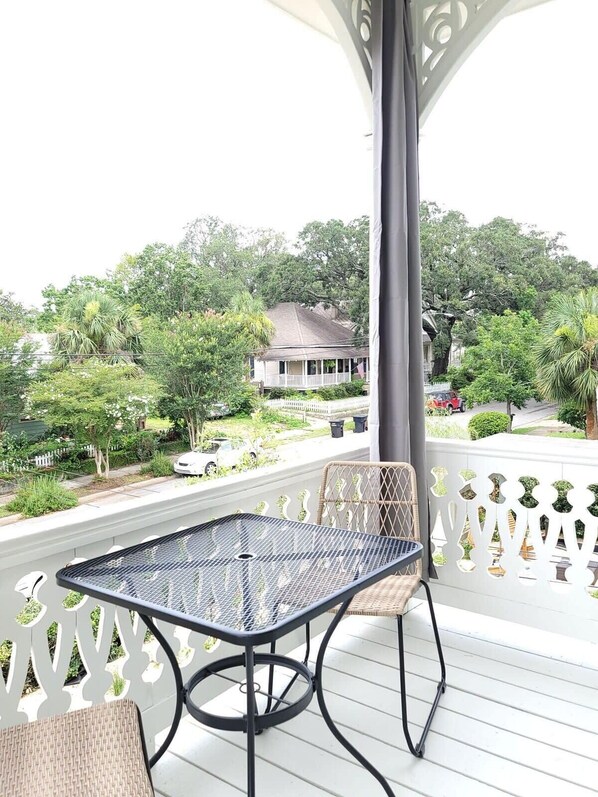 Outdoor dining - Historic Cozy Stay Downtown Pensacola | Suite 3 (Pensacola)