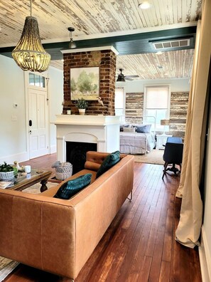 Een televisie en een kantoor