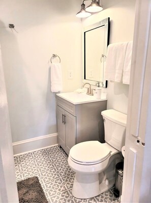 Bathtub, hair dryer, towels - Historic Cozy Stay Downtown Pensacola | Suite 3 (Pensacola)