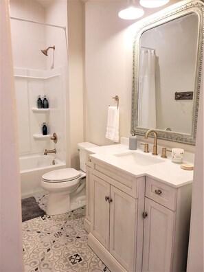 浴缸、吹风机、毛巾