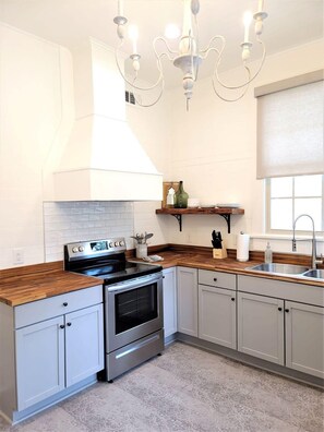 Fridge, microwave, oven, stovetop - Cozy Historic Suite Downtown | Suite 1 - 1st Floor (Pensacola)