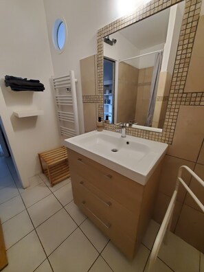 Shower, towels - Lovely, quiet gîte in the hills of Provence (Beaucaire)
