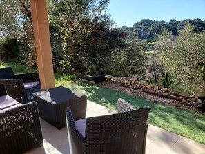 Terrace/patio - Lovely, quiet gîte in the hills of Provence (Beaucaire)