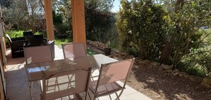 Outdoor dining - Lovely, quiet gîte in the hills of Provence (Beaucaire)