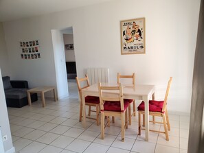 Dining - Lovely, quiet gîte in the hills of Provence (Beaucaire)