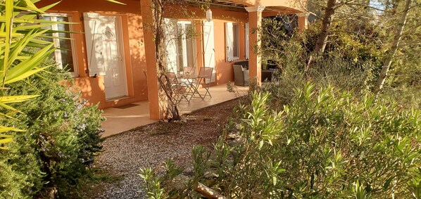 Terrace/patio - Lovely, quiet gîte in the hills of Provence (Beaucaire)