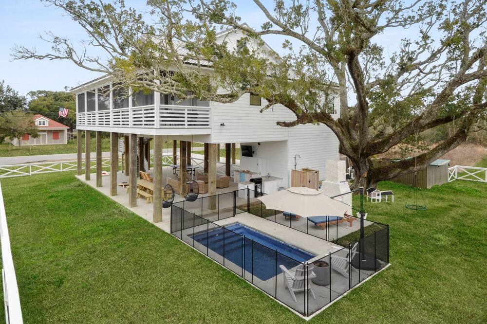 Heated Pool, Steps to Beach, Stylish Interior, Amenities Galore!