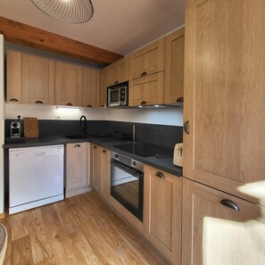 Jääkaappi, mikroaaltouuni, astianpesukone